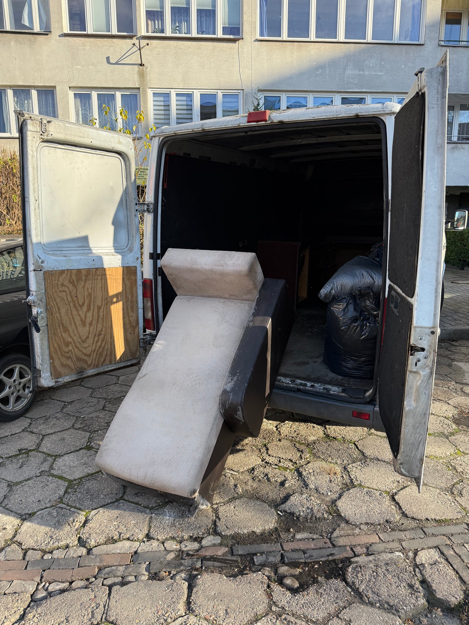 Wynoszenie mebli z mieszkania